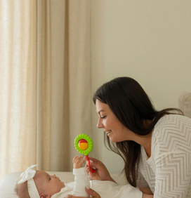 Bébé pleure pendant le change ? On vous aide à retrouver le sourire