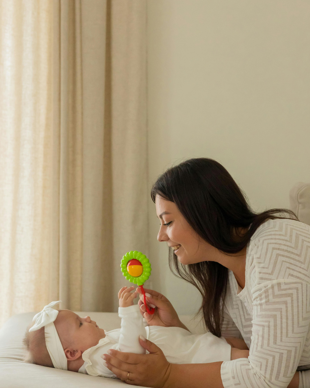 Bébé pleure pendant le change ? On vous aide à retrouver le sourire
