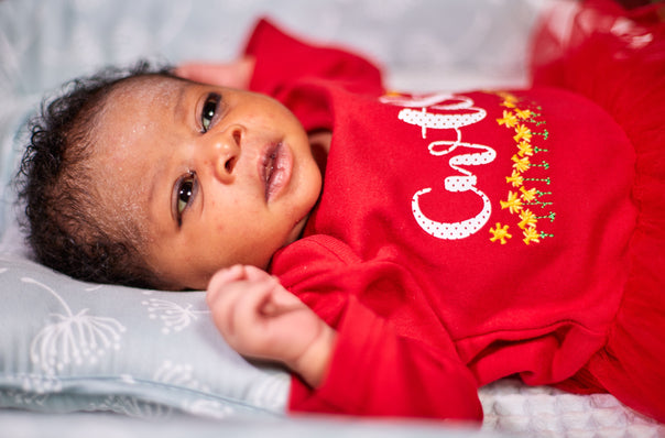 Petits boutons rouges chez bébé sans fièvre : comment les reconnaître ?