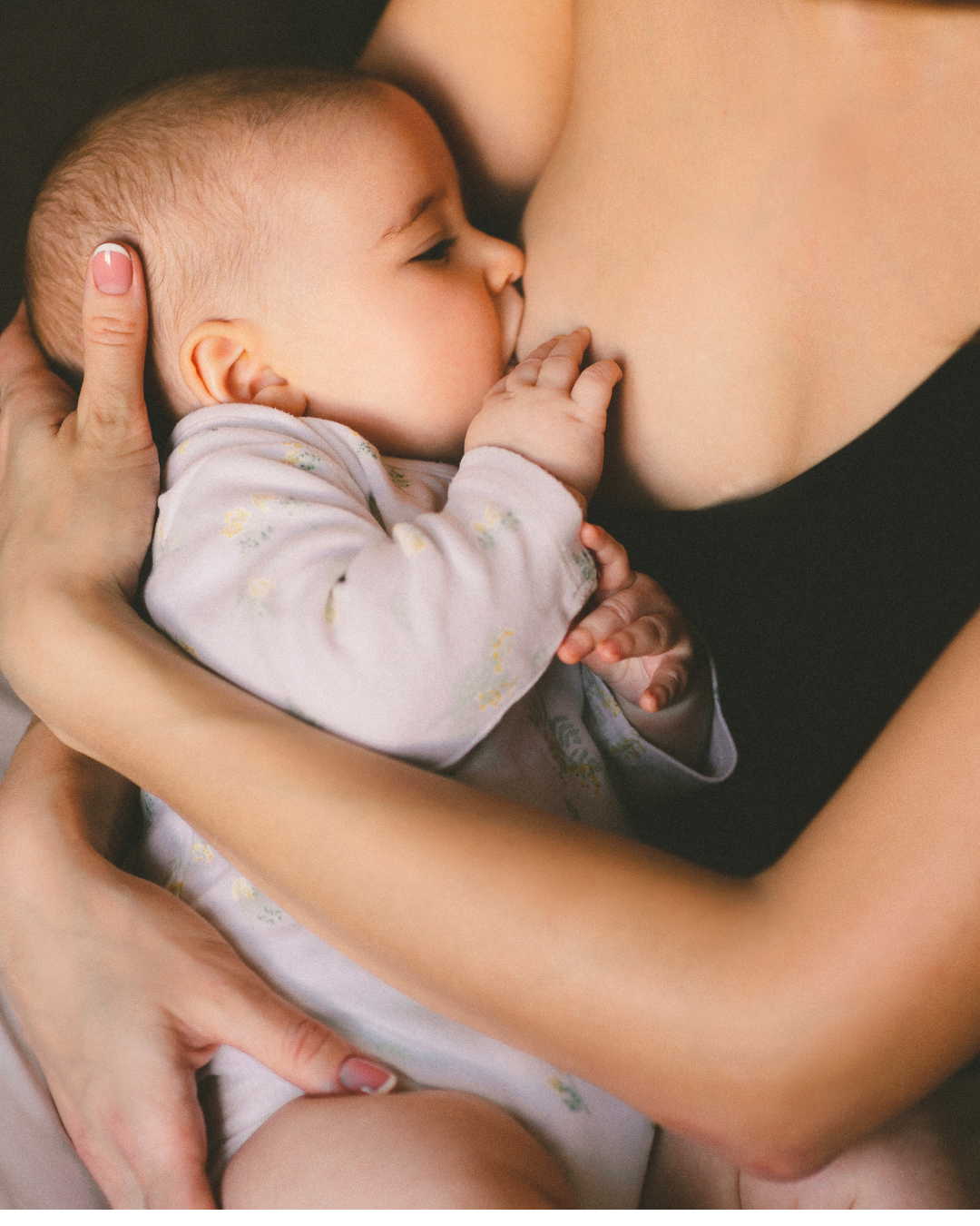 Bébé qui tète dans les bras de sa mère