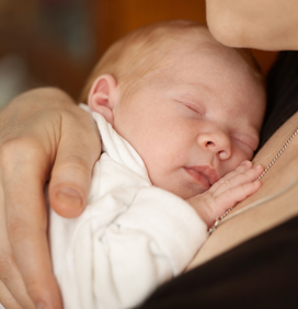 Réveiller bébé pour changer sa couche ? Notre guide pour des nuits (vraiment) sereines