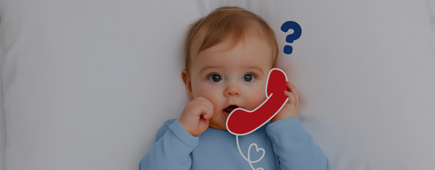 Bébé en pyjama bleu tenant un combiné téléphonique rouge avec un point d'interrogation, illustrant le contact client de Carryboo