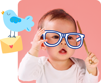 Bébé avec lunettes dessinées et crayon, oiseau bleu sur enveloppe. Contexte "carryboo actualité"